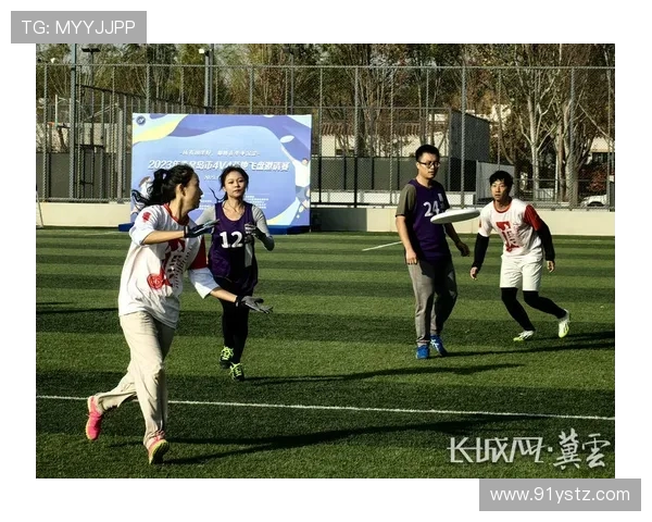 城市马拉松赛场上的北京飞盘队默契配合展现团队精神与竞技魅力